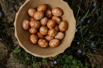 Osterschale mit gefärbten Ostereiern