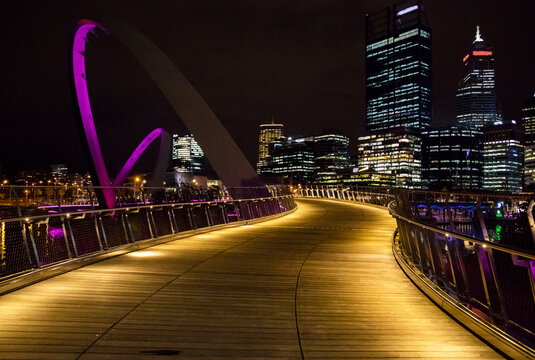 Fototapeta Bridge at night in city centre