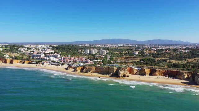 The city of Albufeira borders its cliffs facing the ocean, in Europe, Portugal, Algarve, in summer, on a sunny day.&nbsp;