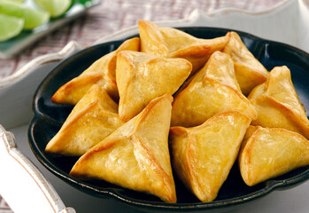 prato com porção de deliciosa esfihas assadas