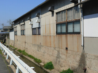 水路に面した工場の壁