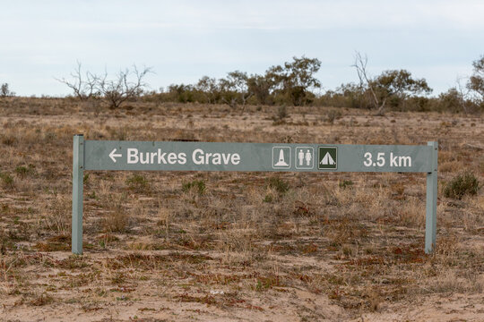 Sign pointing to Burke's Grave