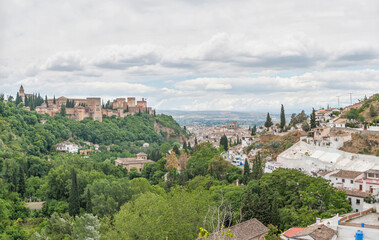 Obraz premium Granada cityscape with Alhambra palace under cloudy sky, Spain