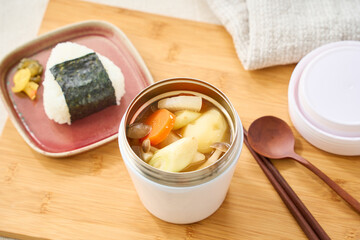 スープジャーで温かい味噌汁とおにぎりランチ