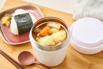 スープジャーで温かい味噌汁とおにぎりランチ