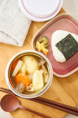 スープジャーで温かい味噌汁とおにぎりランチ