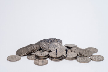 集められたコインとジオラマ人形