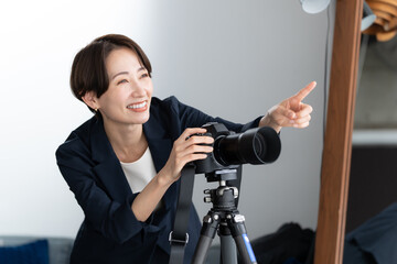 女性　カメラマン