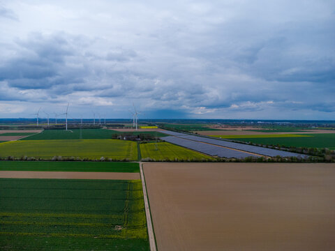 13.04.2025: Erftstadt, Rhein Erft Kreis, NRW, Deutschland.Bild: Solarpark an der Autobahn A1 zwischen Bliesheimer Kreuz und Euskirchen / Z&uuml;lpich