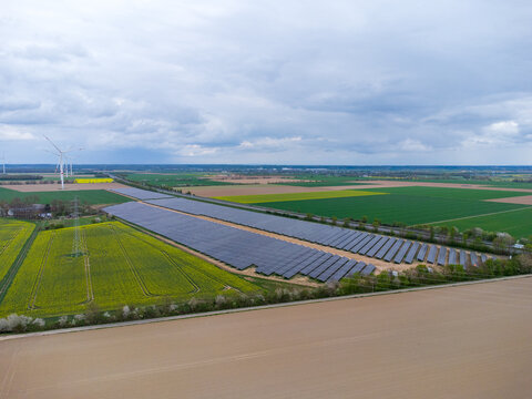 13.04.2025: Erftstadt, Rhein Erft Kreis, NRW, Deutschland.Bild: Solarpark an der Autobahn A1 zwischen Bliesheimer Kreuz und Euskirchen / Z&uuml;lpich