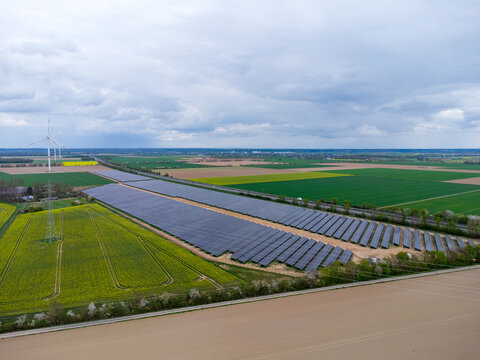 13.04.2025: Erftstadt, Rhein Erft Kreis, NRW, Deutschland.Bild: Solarpark an der Autobahn A1 zwischen Bliesheimer Kreuz und Euskirchen / Z&uuml;lpich