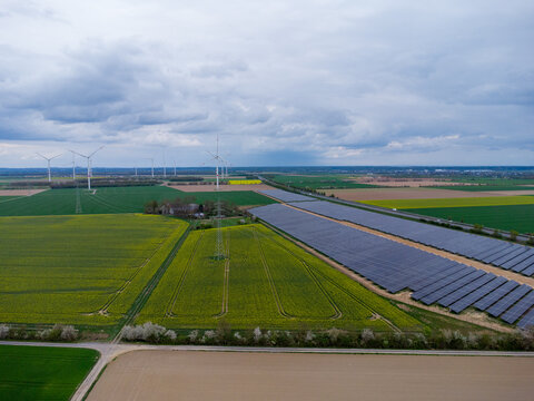 13.04.2025: Erftstadt, Rhein Erft Kreis, NRW, Deutschland.Bild: Solarpark an der Autobahn A1 zwischen Bliesheimer Kreuz und Euskirchen / Z&uuml;lpich