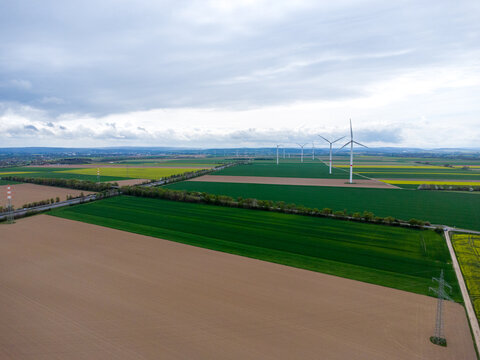 13.04.2025: Erftstadt, Rhein Erft Kreis, NRW, Deutschland.Bild: Solarpark an der Autobahn A1 zwischen Bliesheimer Kreuz und Euskirchen / Z&uuml;lpich