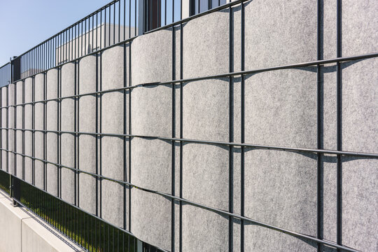 Sichtschutzzaun aus Doppelstabmatten mit Vliesstreifen