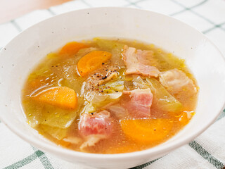 白い器に盛った野菜のスープ