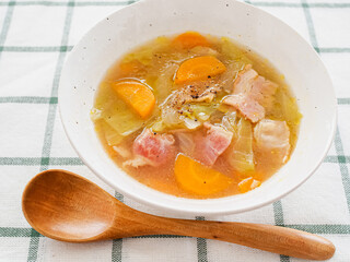 白い器に盛った野菜のスープ