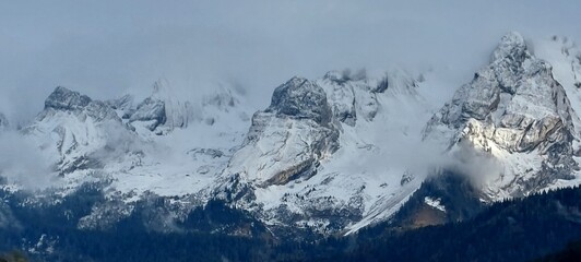 Obraz premium Montagne enneigée dans les nuages