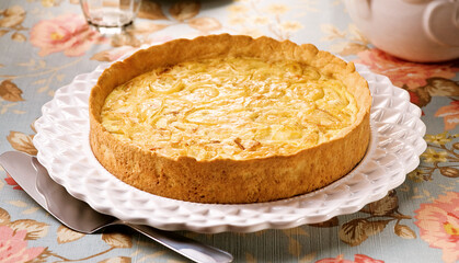 prato com deliciosa quiche de cebola 