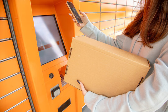 Parcel locker and package delivery service