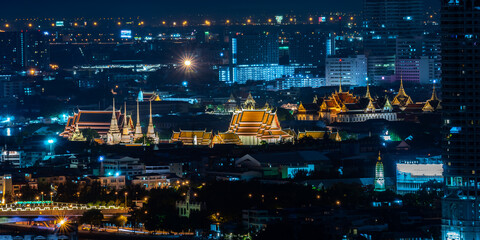 Modern Skyscraper in City, Tall Tower with Sleek Glass Windows, Showcasing Urban Architecture Real Estate, Overlooking the Downtown Landscape with Blue Skies and Office Buildings