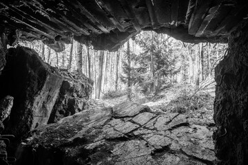 Widok ze środka wysadzonego betonowego poniemieckiego bunkra
