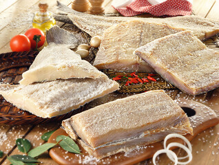 mesa de madeira rústica com bacalhau seco e salgado © Pic_It
