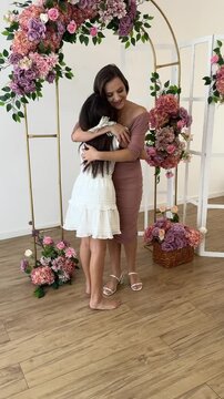 m&atilde;e e filha juntas no cenario floral do dia das m&atilde;es 