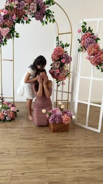 m&atilde;e e filha juntas no cenario floral do dia das m&atilde;es 