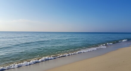 穏やかな朝陽、透き通る海と砂浜の静寂