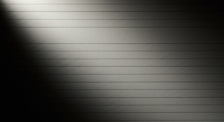 白木板に斜光が当たる、静謐なモノクロ写真