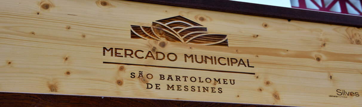 wooden plaque placed at the entrance to the market of the Portuguese village of the Algarve 20 September 2024 sao bartolomeu de messines portugal