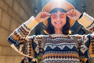 Naklejka premium Young beautiful smiling woman in fashionable clothes and hat. Sexy carefree model posing outdoors on a sunny day. Positive brunette smiling on the street.