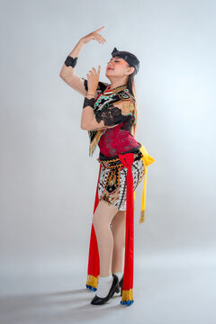 A Javanese female dancer elegantly performs the traditional Jathilan dance, wearing colorful ethnic attire that symbolizes the rich cultural identity and artistic beauty of Indonesia.