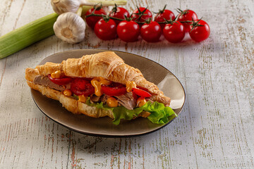 Croissant with tuna, tomato and salad
