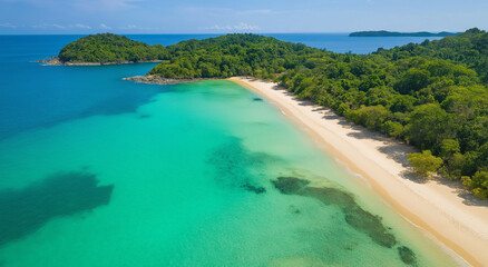 Foto a&eacute;rea de drone de uma ba&iacute;a paradis&iacute;aca de areia dupla com mar esmeralda