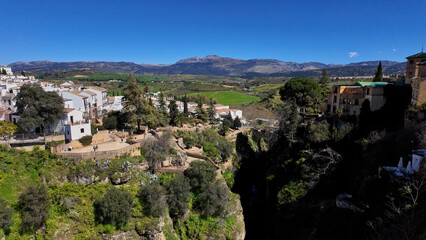 Obraz premium Ronda, Spain showcasing Puente Nuevo Bridge, white houses and mountainous landscape