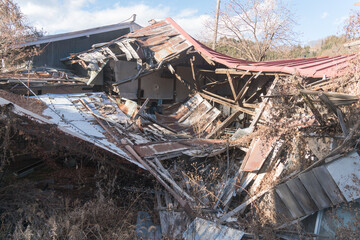 屋根が崩壊してしまった廃屋
