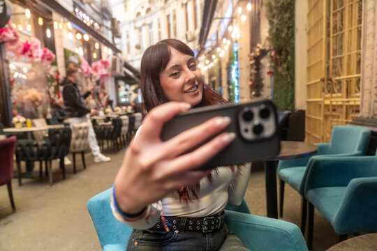 Influencer creating content for social media in a fashionable cafe