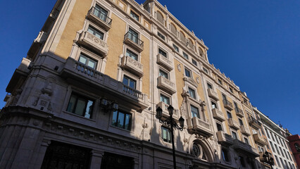 Obraz premium Elegant Building Standing Tall in Seville, Spain