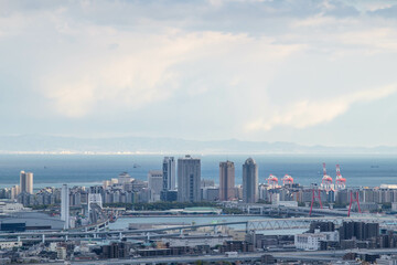 神戸の高台にある保久良神社より神戸市街地と大阪湾を臨む