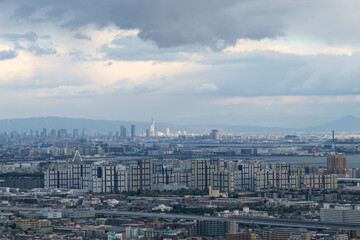 神戸の高台にある保久良神社より神戸・芦屋・西宮の市街地と大阪湾を隔てて大阪市街地を臨む