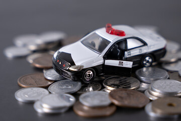 お金の上にパトカー 硬貨 現金