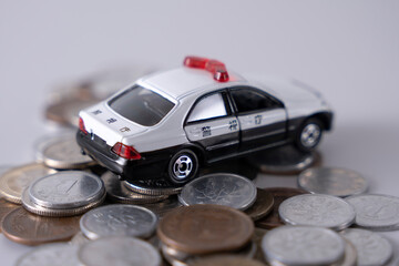お金の上にパトカー 硬貨 現金