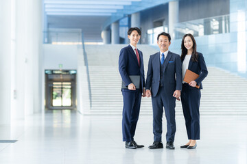 オフィスで働く男女のビジネスマン