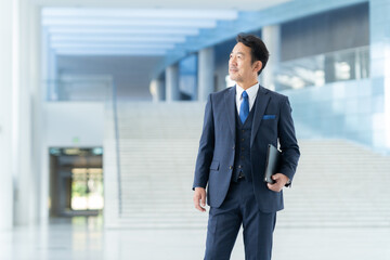 オフィスで働くミドルのビジネスマン