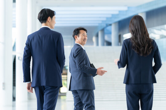 オフィスで働く男女のビジネスマン