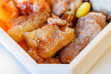 指定席で焼き鳥の駅弁を食べる。
埼玉県川越市の地ビールと一緒に。
大宮駅から新潟へ向かう上越新幹線に乗った。
埼玉県大宮市 - 2024年11月30日
