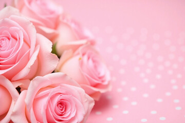 Obraz premium bunch of pink roses sitting on top of a table