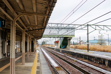 JR上越線のローカル電車が入ってきた。
JR五日町駅。
寂れた雰囲気が良い感じ。
五日町の市街地の風景。
雪国特有の雰囲気がある。
晩秋なので各所で紅葉が見られる。
新潟県魚沼市 - 2024年11月30日

