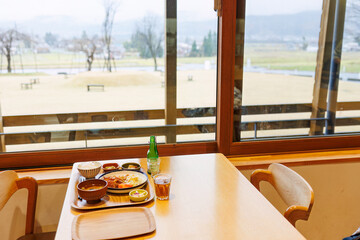 醸造所の職員が使用する社員食堂で日替わりランチを食す。
日本を代表する銘柄米、南魚沼産コシヒカリが最高に美味しい。
もちろん日本酒もリーズナブルに楽しめる。
八海山で有名な八海醸造のテーマパーク。
新潟県南魚沼市魚沼の里 - 2024年11月30日
